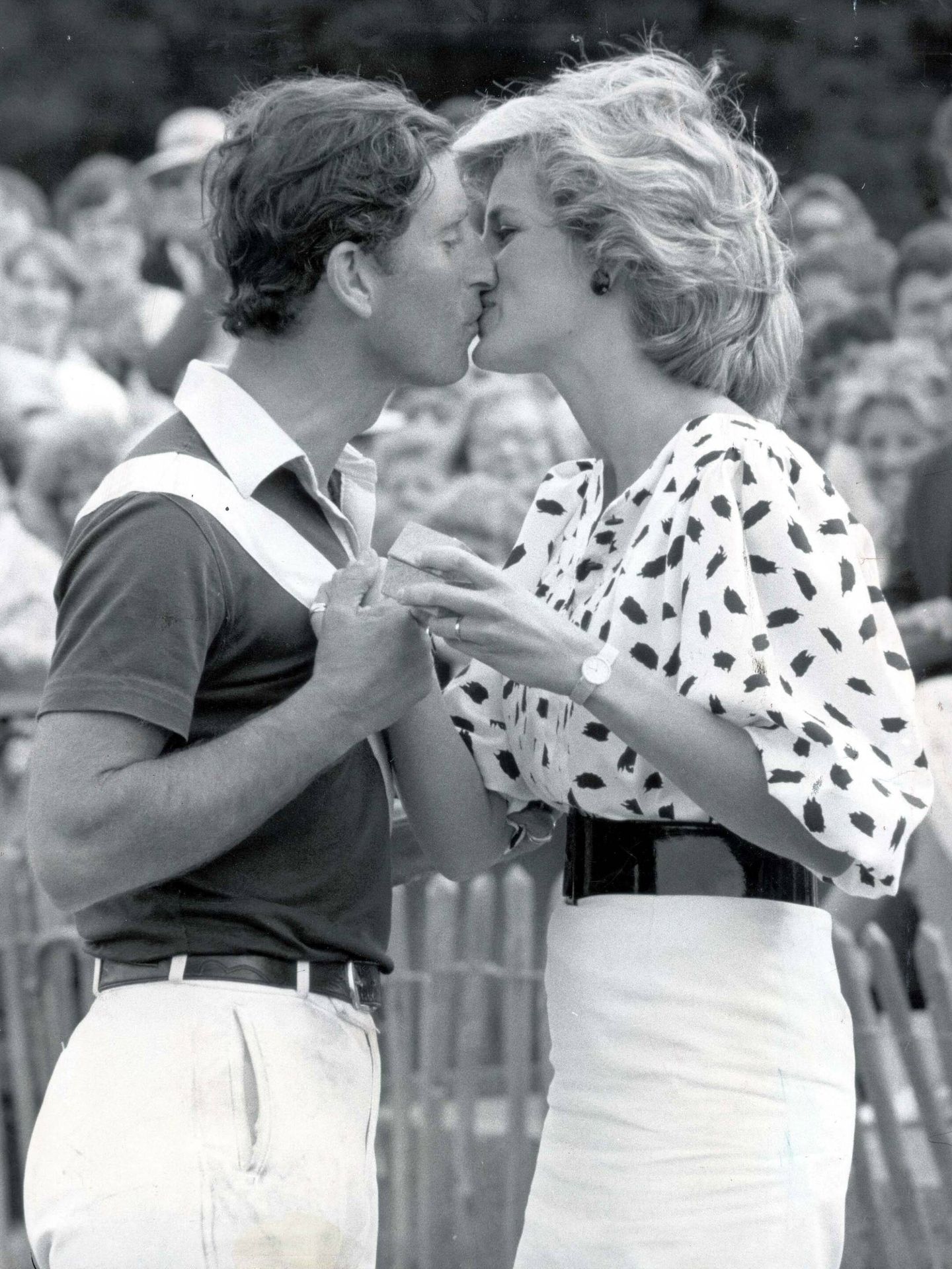 Diana de Gales y el príncipe Carlos en un partido de polo de 1986. (Cordon)