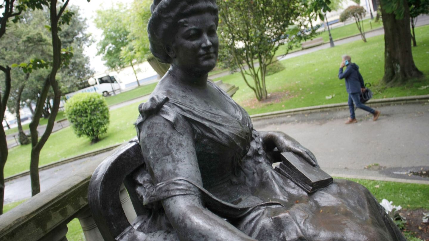 Estatua de la escritora Emilia Pardo Bazán en los jardines de Méndez Núñez, de A Coruña. (EFE)