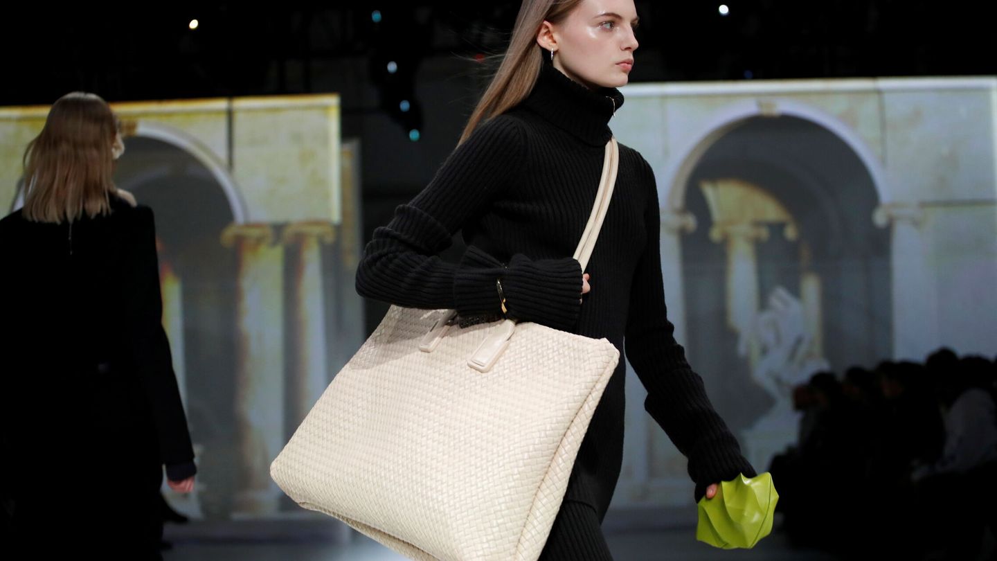 Una modelo con una creación de Bottega Veneta en la Milan Fashion Week. (Reuters/Alessandro Garofalo)