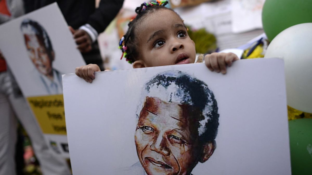 La Presidencia sudafricana informa de que Mandela continúa en el hospital