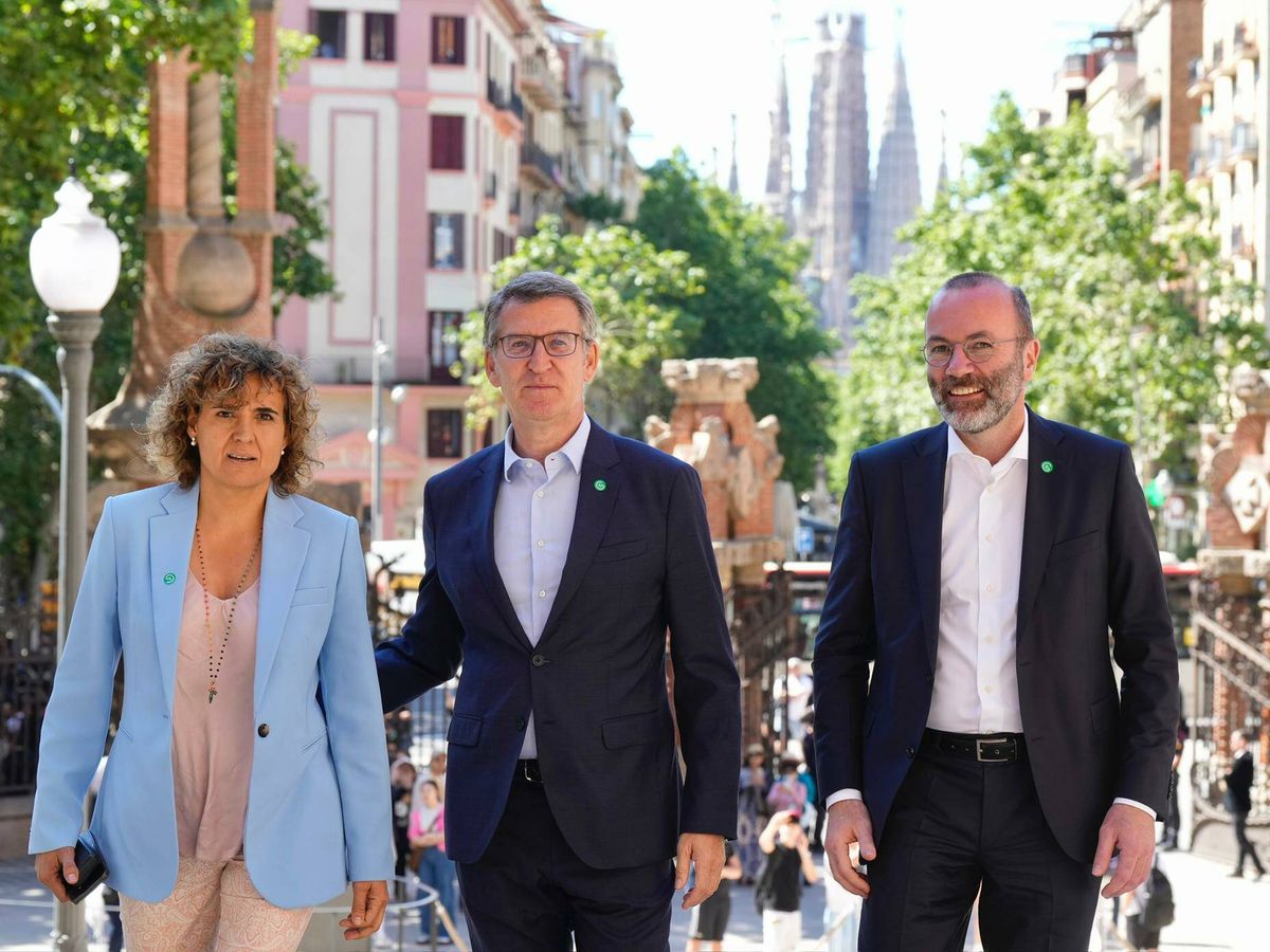Foto: El líder del PP, Alberto Núñez Feijóo, junto a la candidata del PP a las elecciones europeas, Dolors Montserrat, y el líder del PP europeo, Manfred Weber (PP/Tarek)
