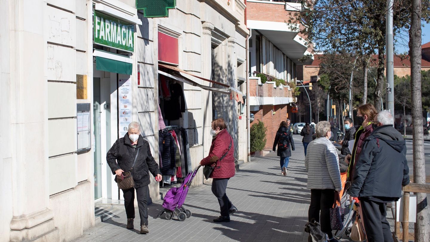 Varias personas guardan cola ante una farmacia del barrio del Guinardó de Barcelona. (EFE/Marta Pérez)