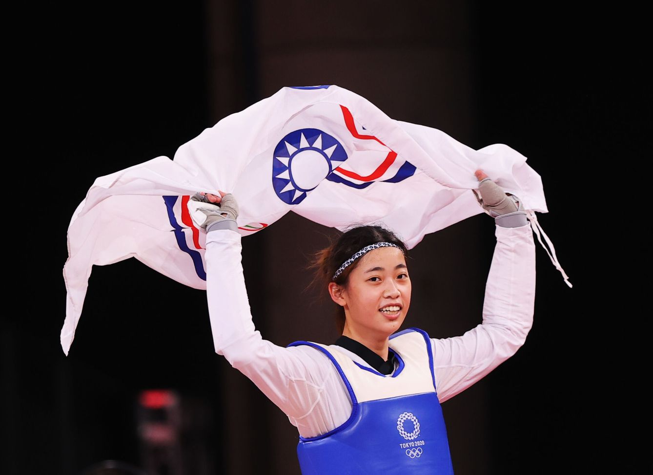 La taekwondista taiwanesa Lo Chia-Ling celebra su victoria con la bandera olímpica de su territorio. (Reuters)