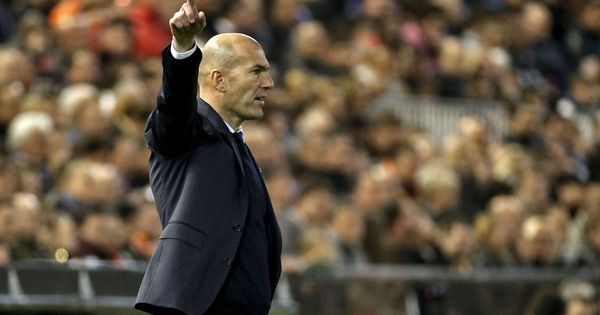 Foto: Zidane en el banquillo de Valencia.