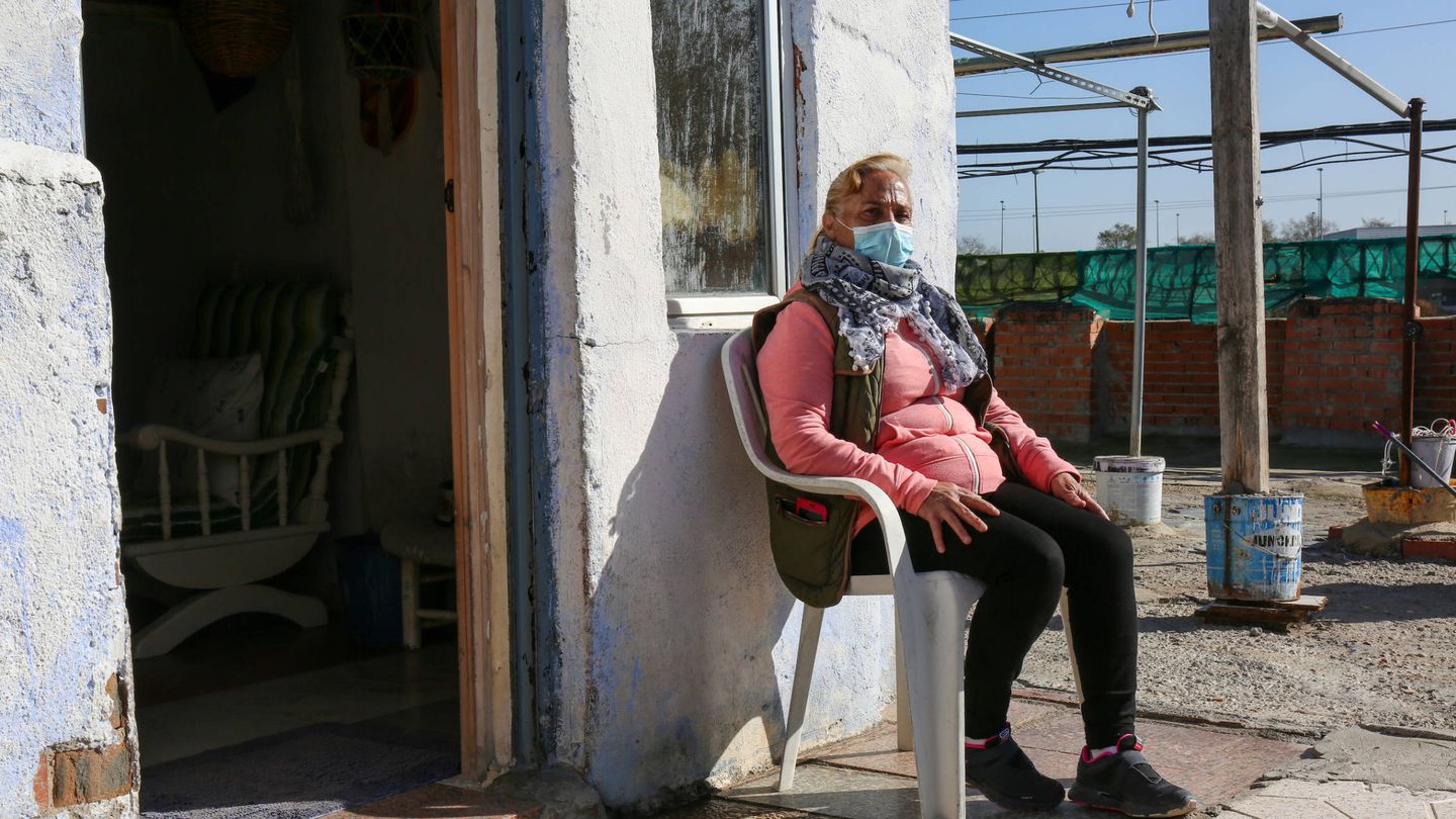 Ludivina, frente a la entrada de su casa, lleva 30 años en la Cañada Real. (D. B.)