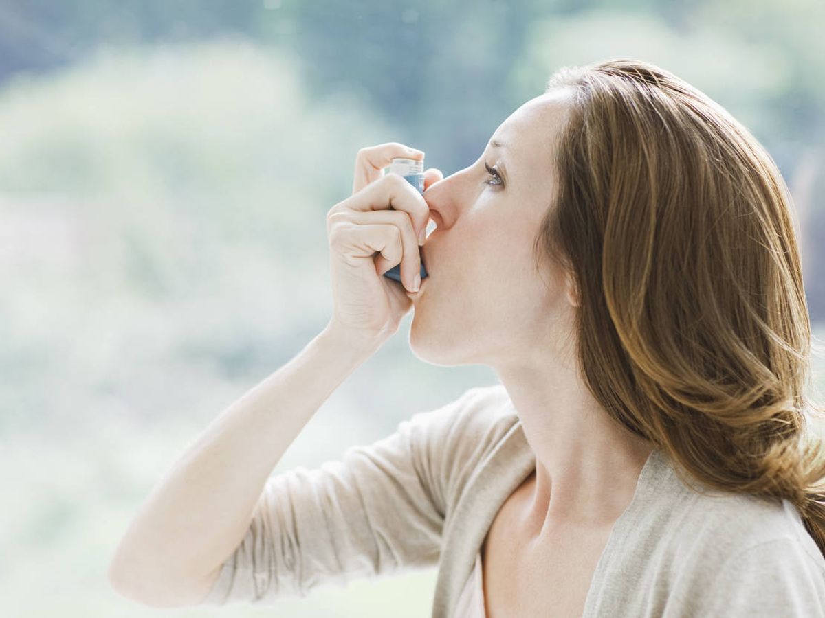 Foto: Una mujer usando un inhalador para el asma