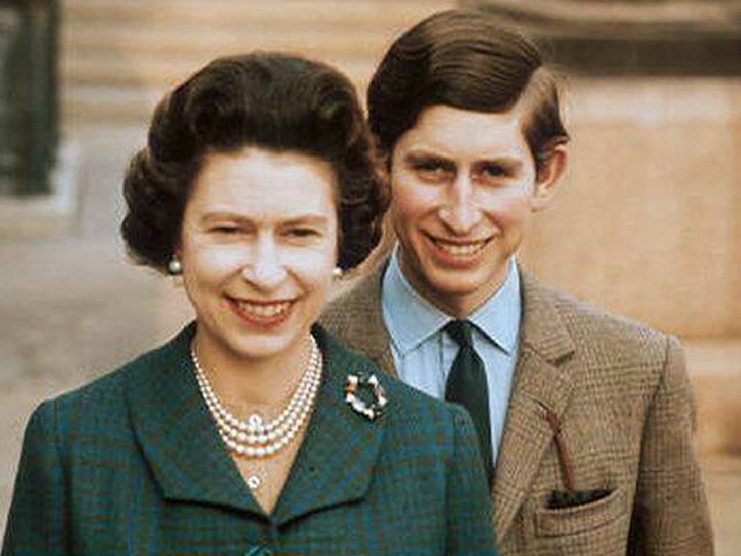  Isabel II y el entonces príncipe Carlos. (Getty)