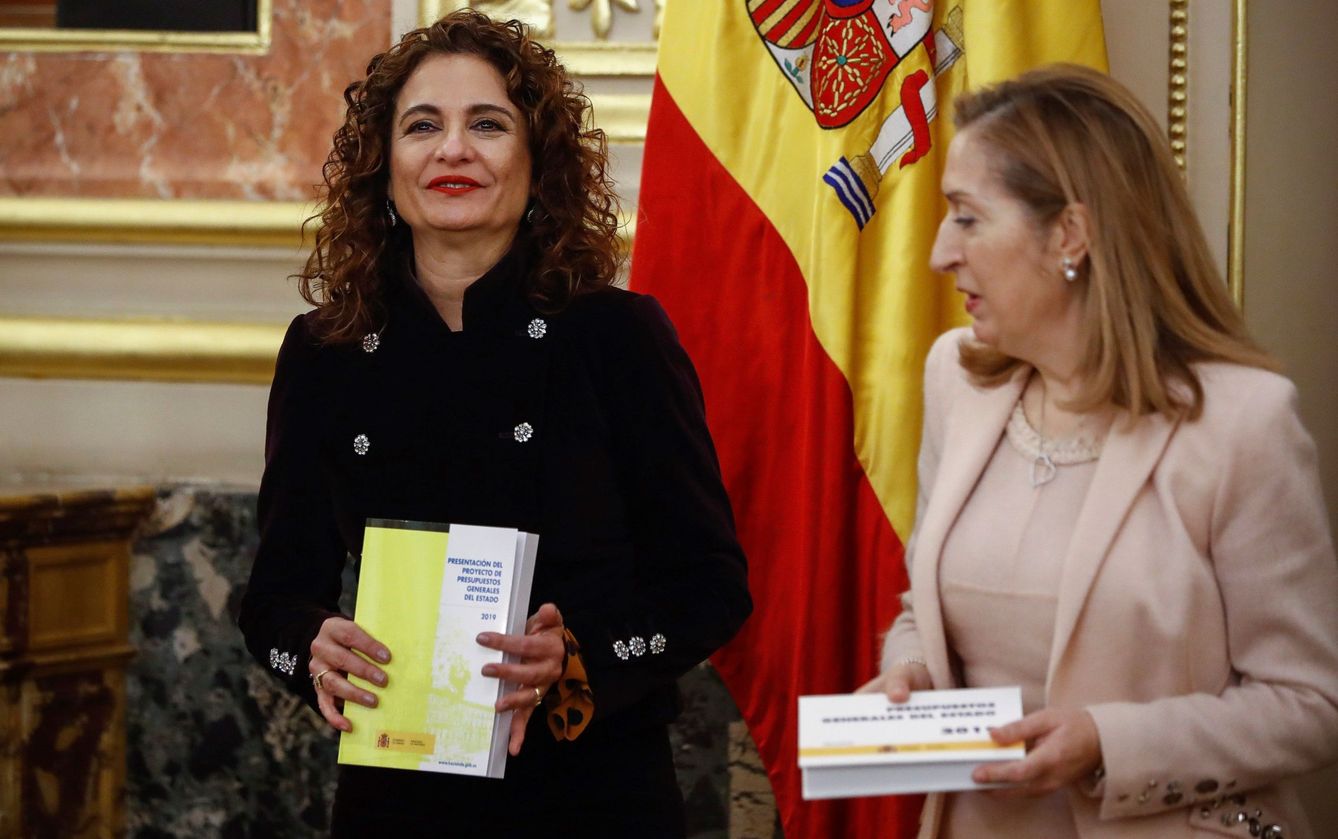La ministra de Hacienda, María Jesús Montero (i), hace entrega a la presidenta del Congreso de los Diputados, Ana Pastor (d), el Proyecto de Presupuestos Generales del Estado para 2019. (EFE)