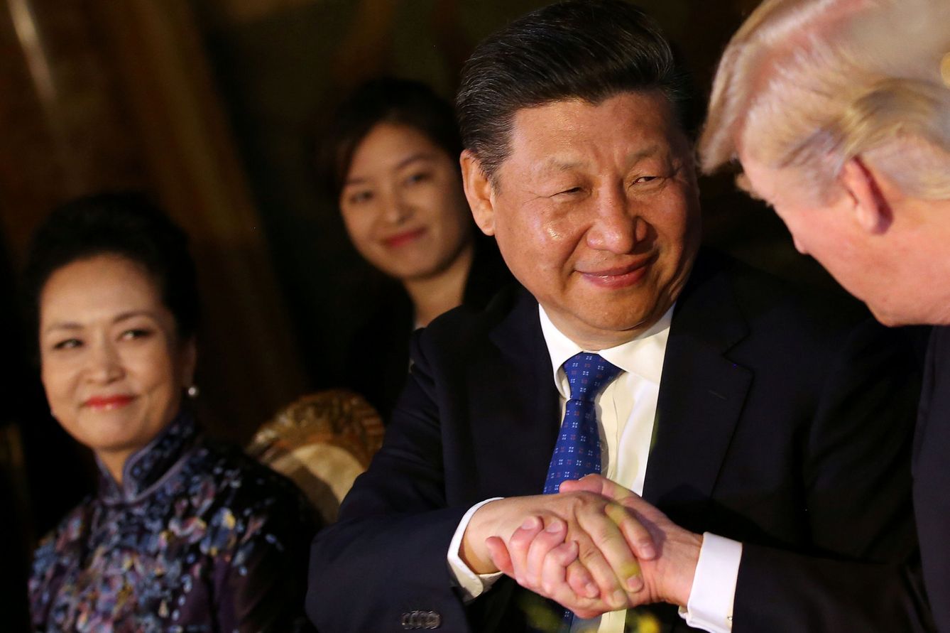 Trump estrecha la mano del presidente chino Xi Jinping durante la visita oficial de éste a EEUU, el pasado 6 de abril. (Reuters)