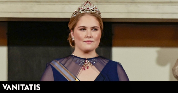 Amalia de Holanda elige una especial tiara de rubíes y vestido con capa para su cena de gala con los reyes Felipe y Letizia