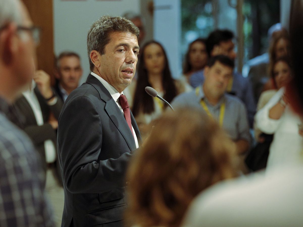 Foto: Carlos Mazón, en su comparecencia tras anunciar el pacto con Vox. (EFE/Manuel Bruque) 