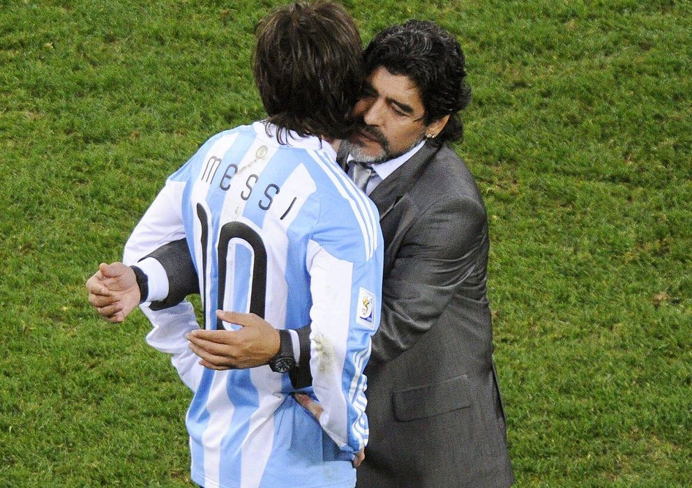 Foto: Maradona abraza a Messi durante el Mundial de Sudáfrica 2010.