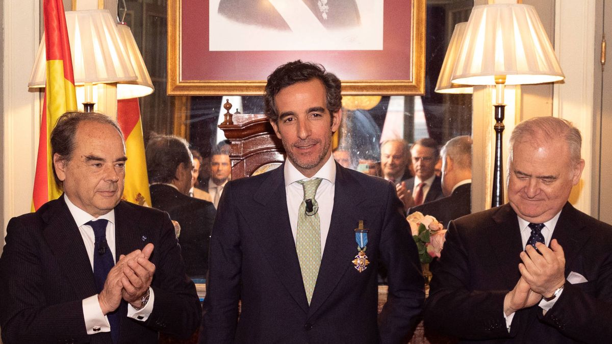 Sánchez Puig, director de ISDE, recibe la cruz oficial de la Orden del Mérito Civil