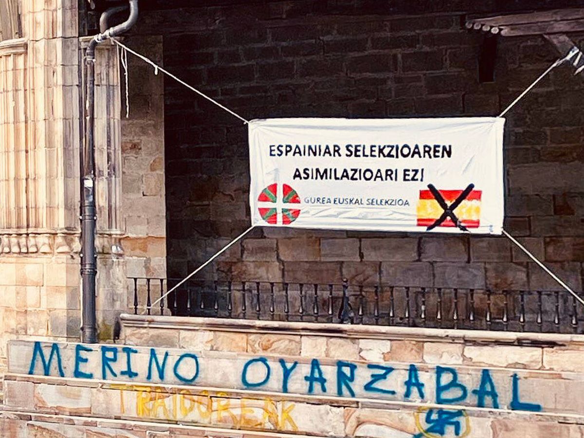 Foto: Pintada y pancarta contra Oyarzabal y Merino, Elorrio. (Cedida/ PP Vasco)