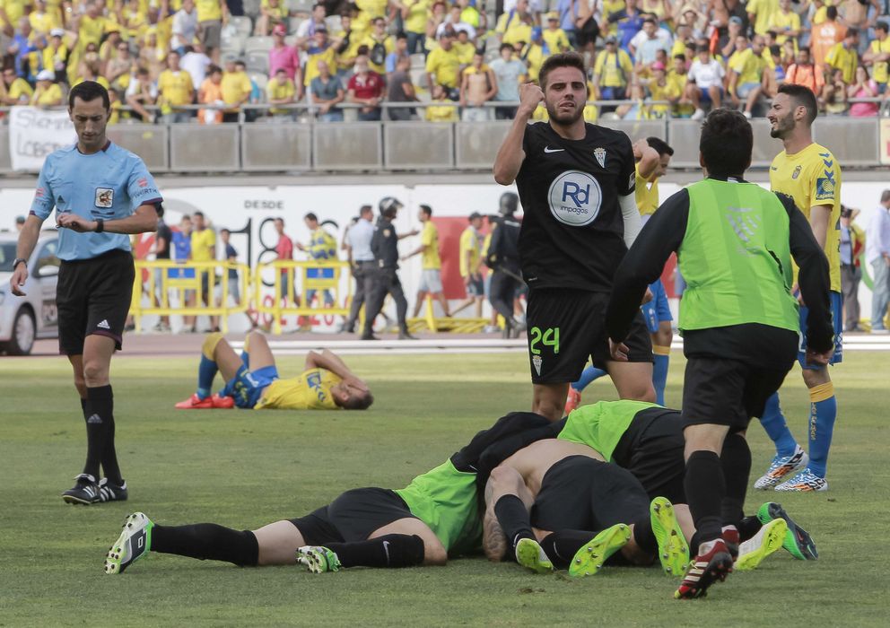 Foto: Los jugadores del Córdoba celebran el gol que ha dado el ascenso a Primera.