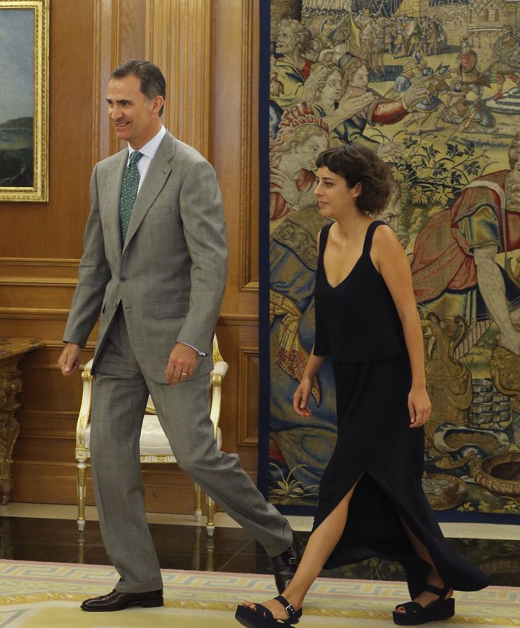 Foto: El rey Felipe recibe en el Palacio de la Zarzuela a la diputada de En Marea-Podemos Alexandra Fernández, en la segunda jornada de su ronda de consultas. (EFE)