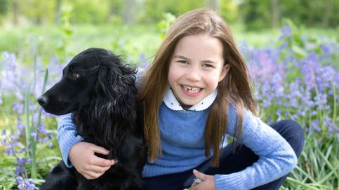 Las nuevas fotos de cumpleaños de la princesa Charlotte abrazada a su perro
