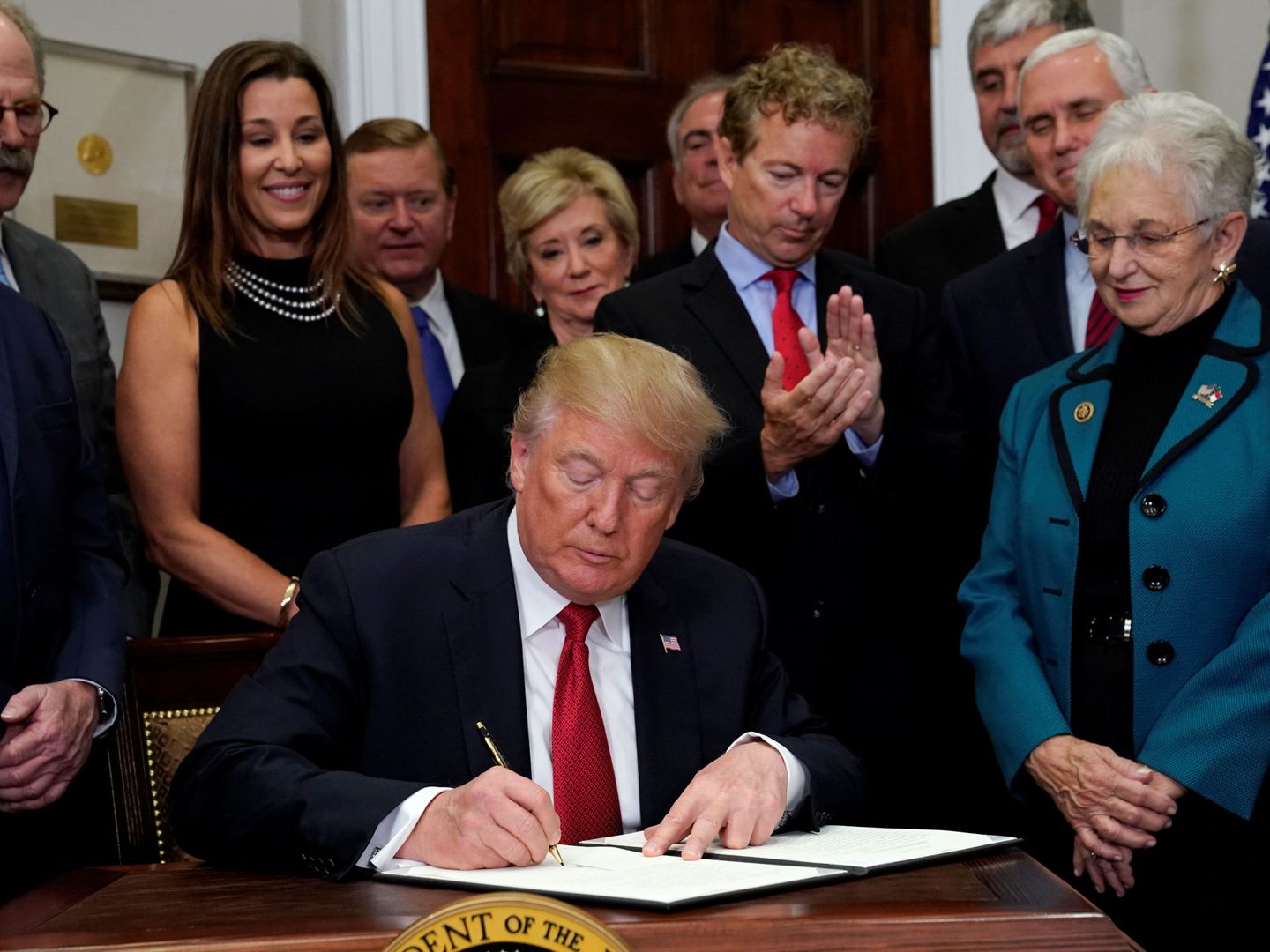 El senador republicano Rand Paul (R-KY) aplaude mientras el presidente Trump firma una orden ejecutiva que anula partes del Obamacare, el 12 de octubre de 2017. (Reuters)