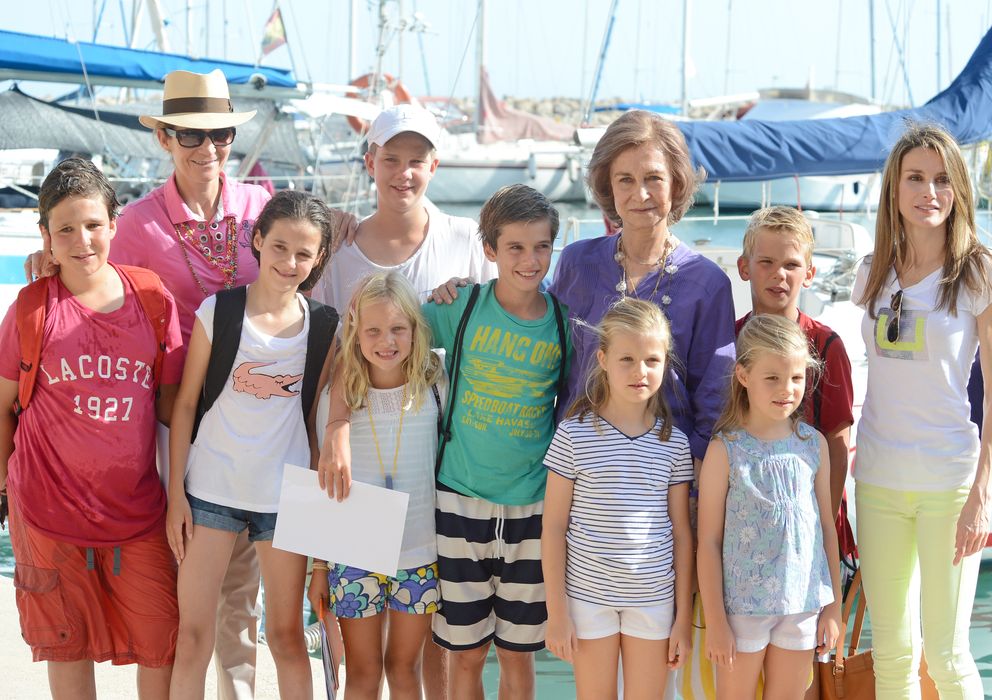 Foto: La Reina Sofía junto a sus ocho nietos (Gtres)