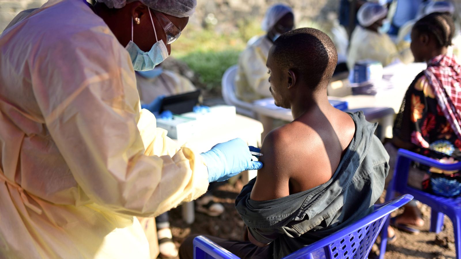 Foto: Un sanitario aplica una vacuna contra el ébola a un habitante de la República Democrática del Congo. (Reuters)