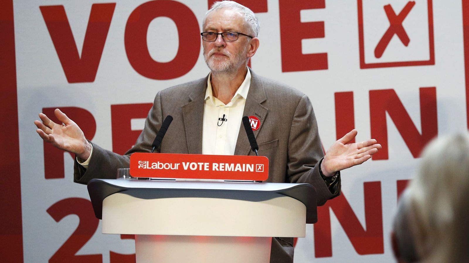 Foto: Jeremy Corbyn, el líder laborista, hace campaña por la permanencia. (Reuters)