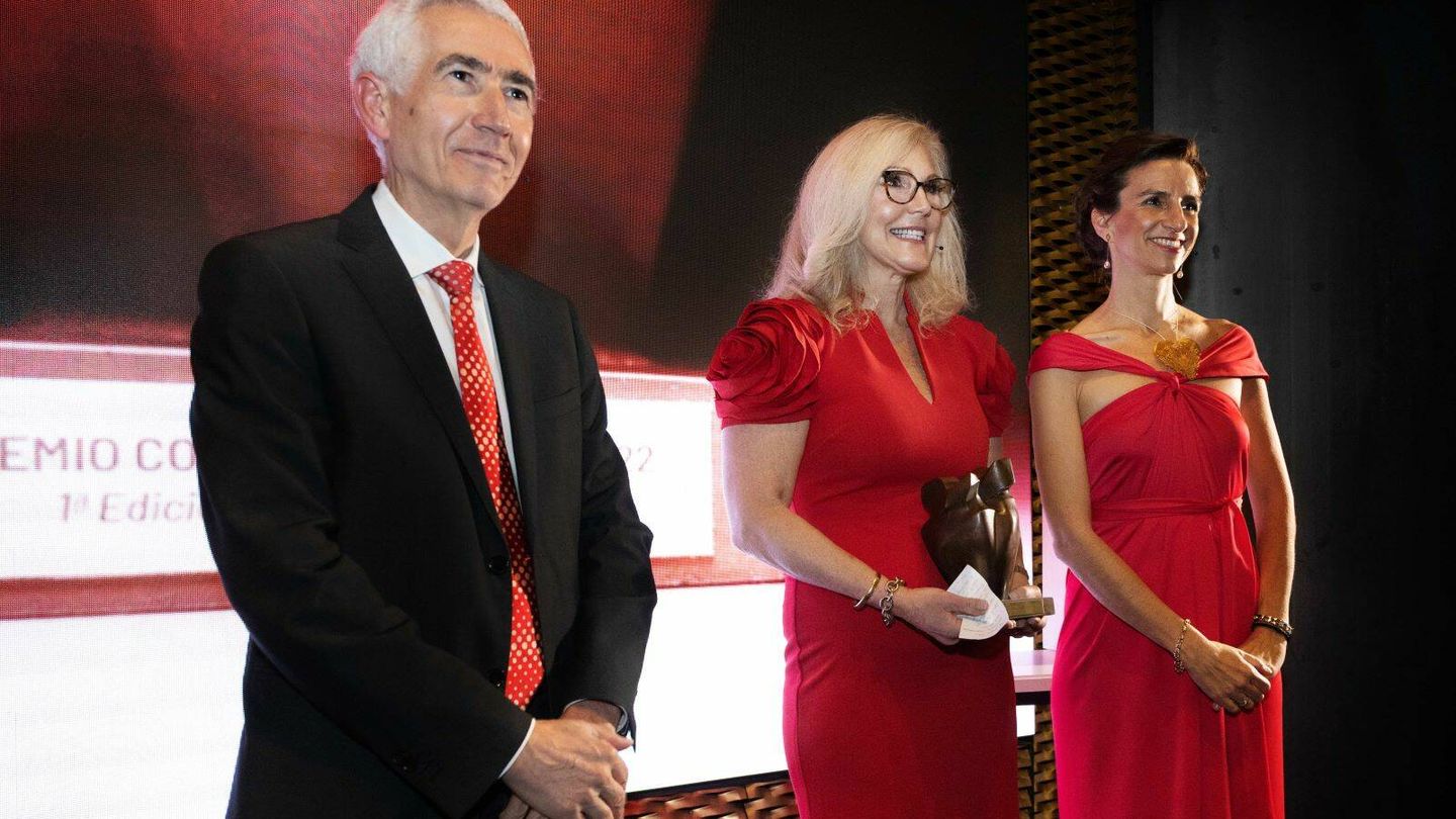 La doctora Malissa Wood con el primer premio Corazón de Mujer, junto a los cardiólogos Luis Rodríguez Padial y Leticia Fernández-Friera