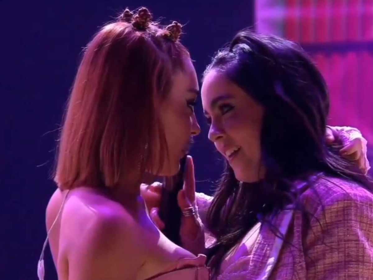 Foto: Así reaccionaron las redes al beso de Violeta y Chiara en 'OT' al cantar 'I kissed a girl' (Twitter/OT24h)