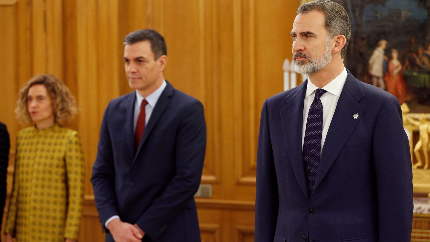 Felipe VI (d) y el presidente del Gobierno, Pedro Sánchez (c), durante el acto de toma de posesión de los integrantes del nuevo Gobierno. (EFE)