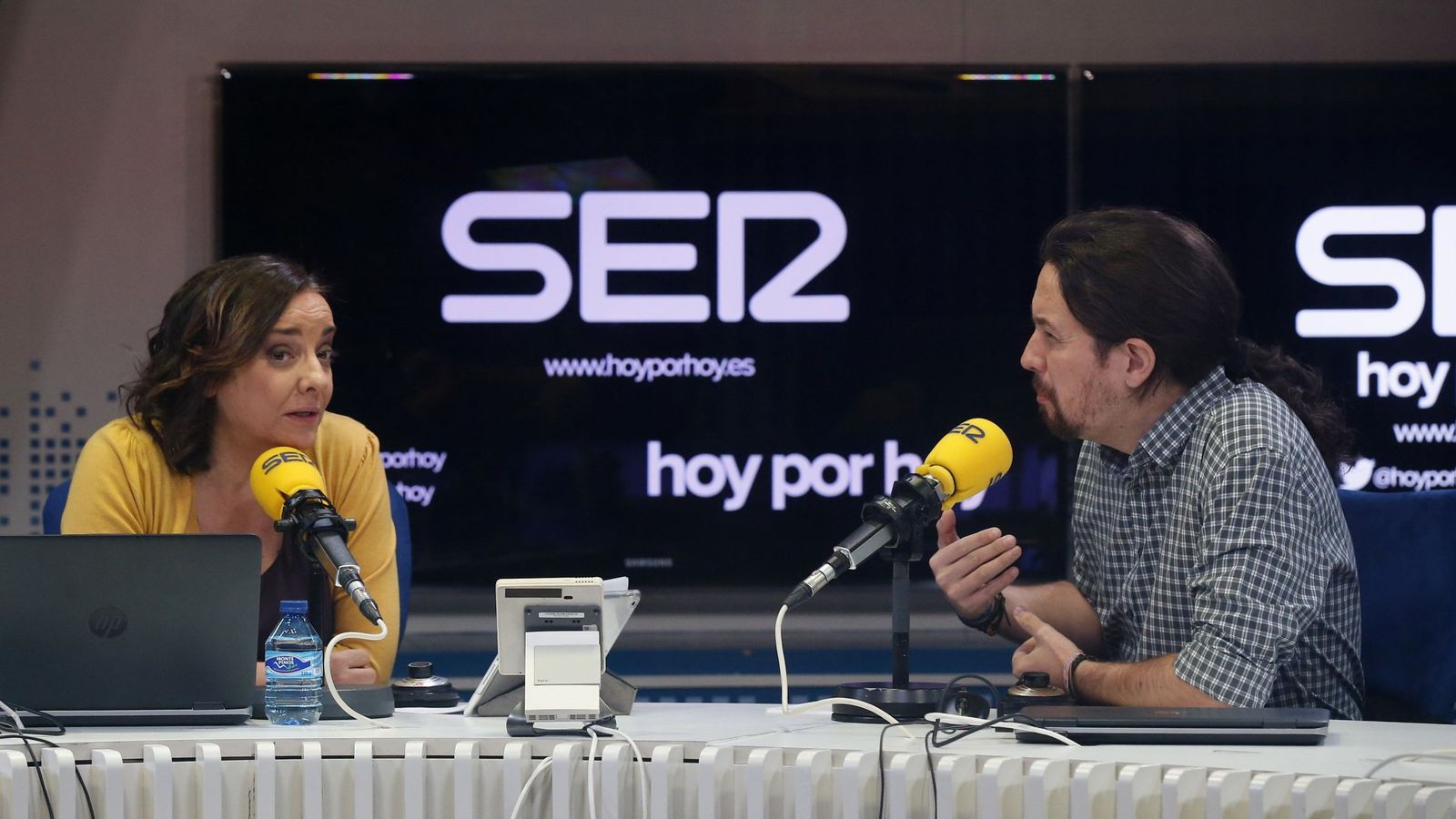 Foto: El secretario general de Podemos, Pablo Iglesias, junto a la periodista Pepa Bueno. (EFE)