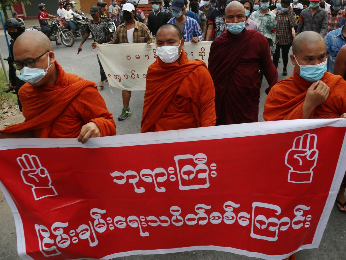 Foto: Protestas contra el golpe de estado en Mandalay (Birmania). (EFE) 