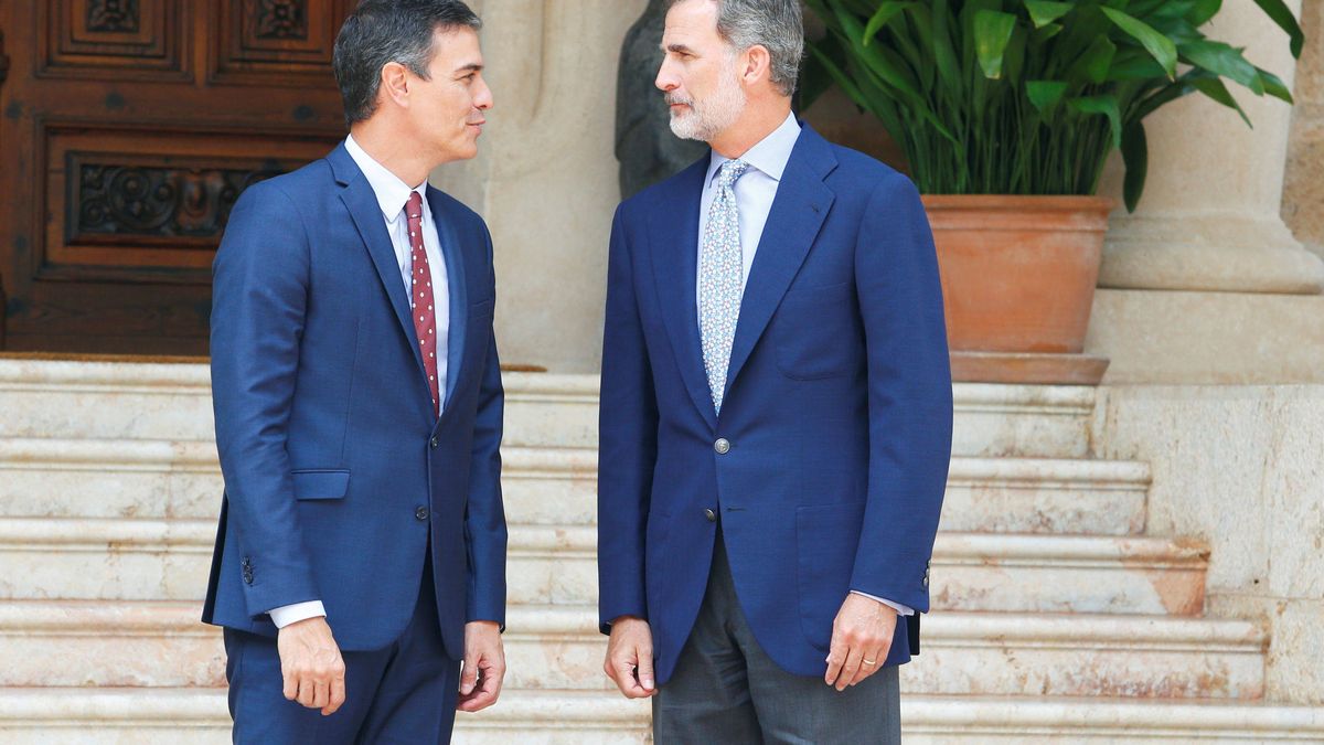 Sánchez visita al Rey sin que amaine la tormenta por la salida de Juan Carlos I 