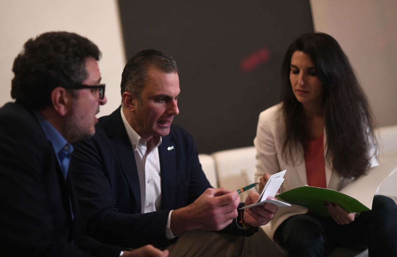 El candidato de Vox a la Junta de Andalucía, Francisco Serrano, el secretario general, Javier Ortega, y la portavoz del Comité Electoral, Rocío Monasterio. (EFE)