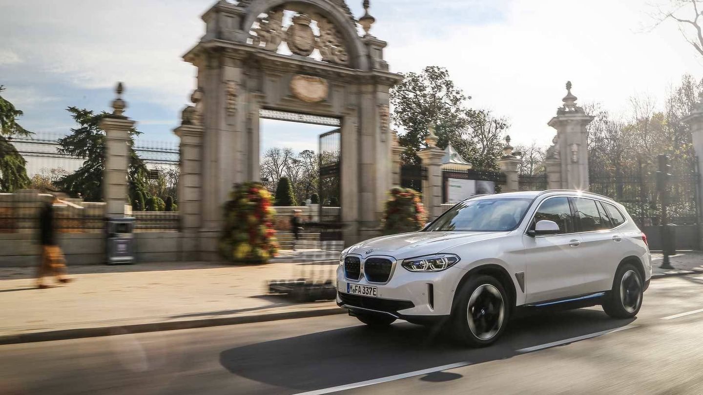 BMW ha desplazado tres unidades de pre-serie del nuevo iX3 para sus pruebas en España.