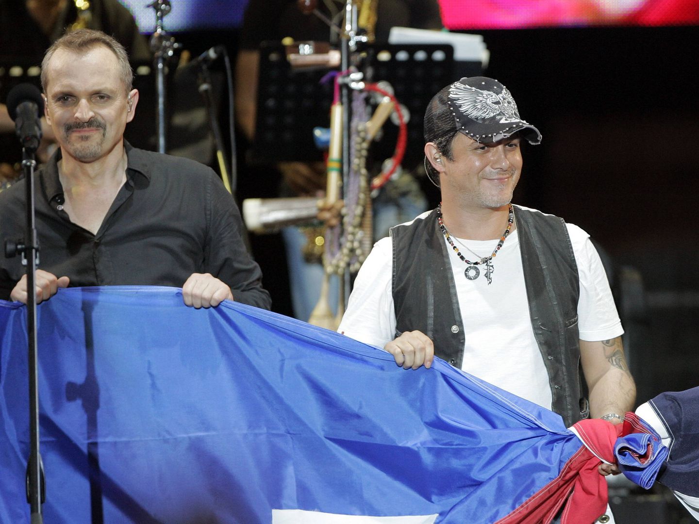 Miguel Bosé y Alejandro Sanz, en un concierto solidario. (EFE)