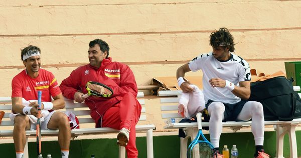 Foto: Bruguera (c), conversa con Ferrer y Feliciano durante un entrenamiento en Marbella. (EFE)