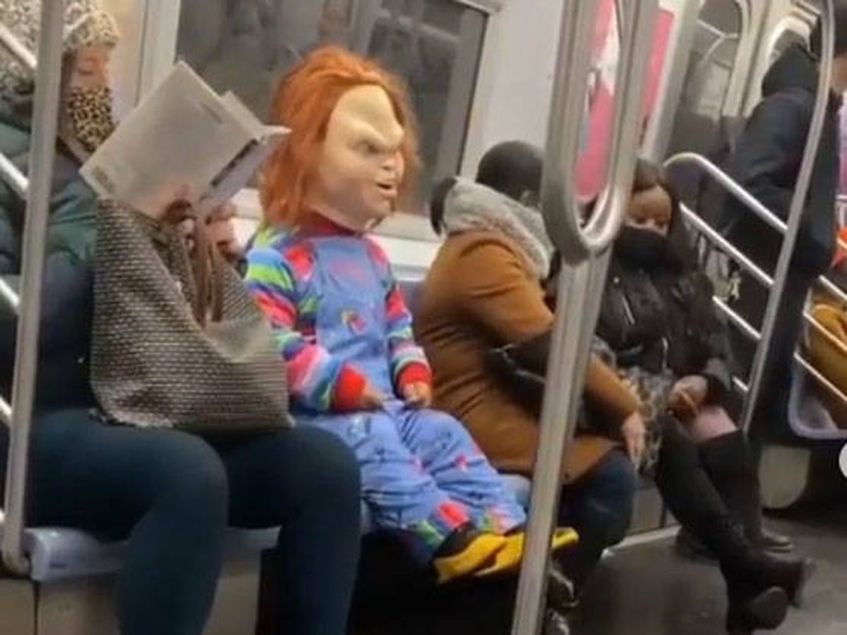 Foto: Un actor disfrazado de Chucky ataca a las personas sin mascarilla (Foto: Instagram)