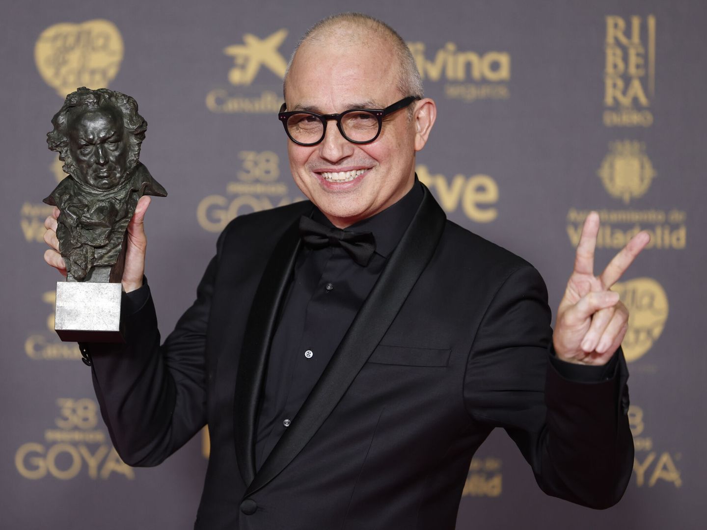 El realizador y guionista Pablo Berger tras recibir el Goya a Mejor Guión Adaptado por 'Robot Dreams'. (EFE/Mariscal)