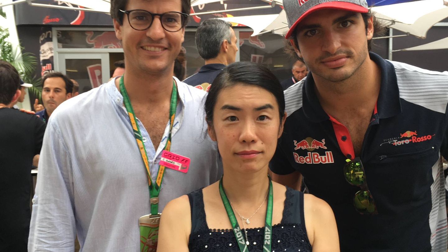 Noriko y Sainz junto a Carlos Oñoro, mánager del piloto.