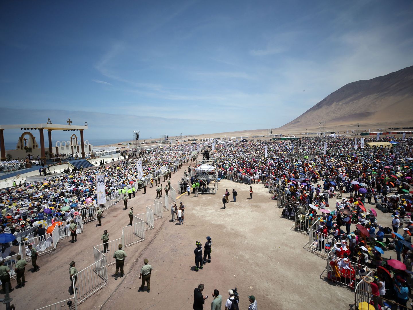 El papa Francisco oficia una misa multitudinaria en la playa de Lobito de la ciudad de Iquique (Chile). (EFE)