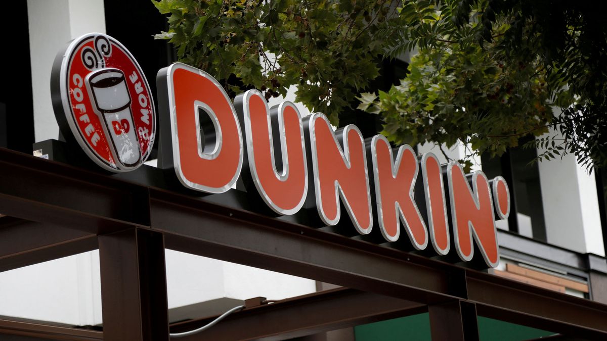Despedido de un Dunkin' Donuts por vaciar una jarra de agua sobre un sin techo