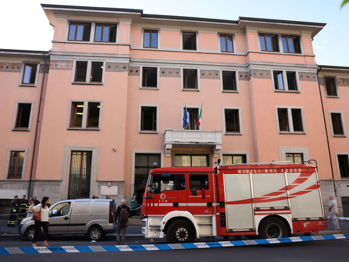 Foto: Bomberos en un incendio en una residencia de ancianos en Milán, Italia. (Reuters/Claudia Greco)