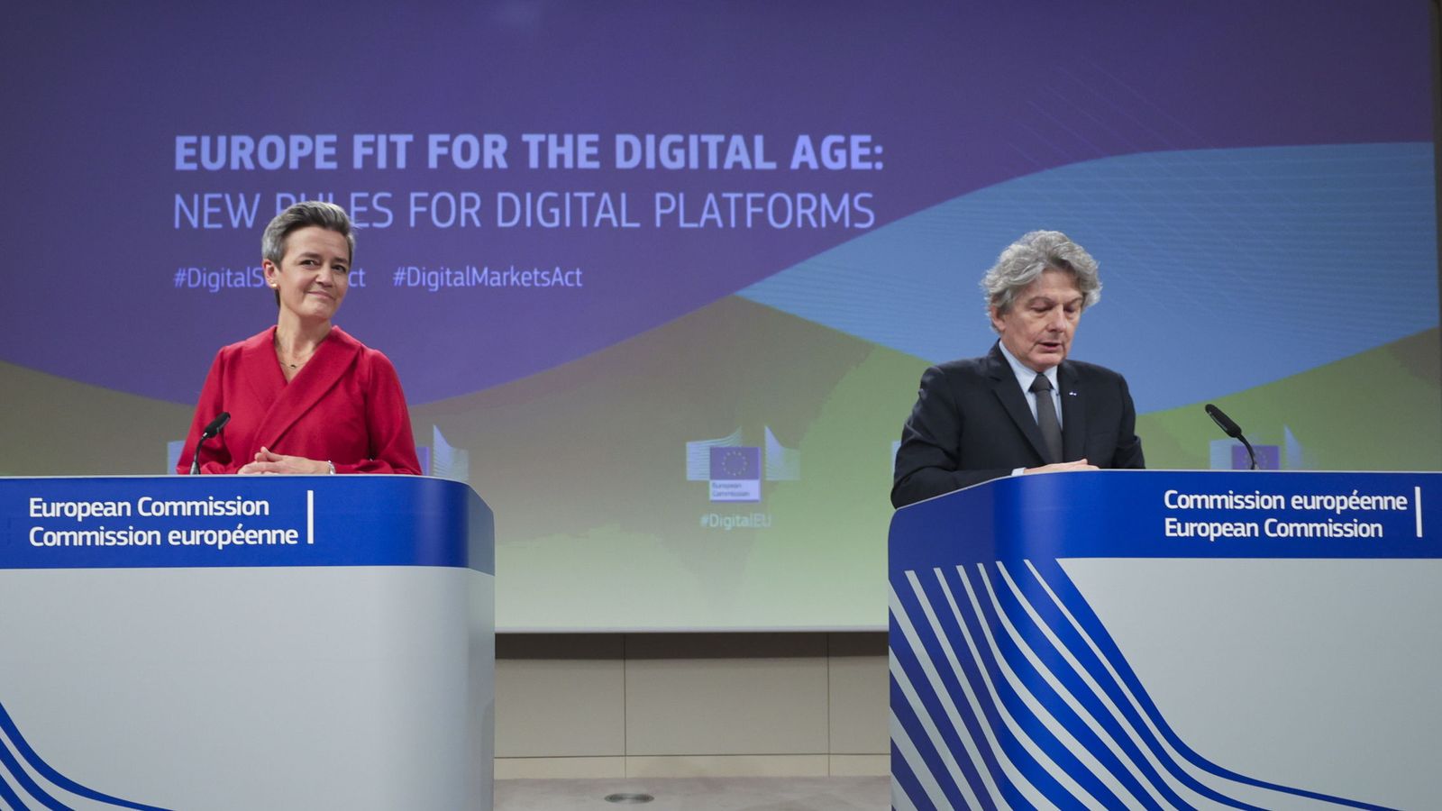 Los comisarios europeos Margrethe Vestager y Thierry Breton. (EFE/Olivier Matthys)
