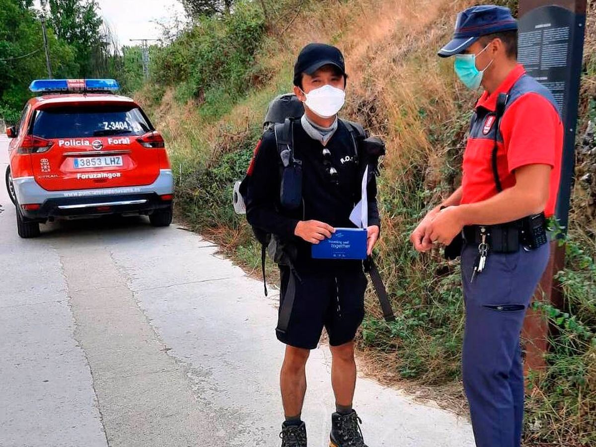 Foto: La Policía Foral devolvió la cartera al peregrino a 15 kilómetros de donde la perdió (Twitter)