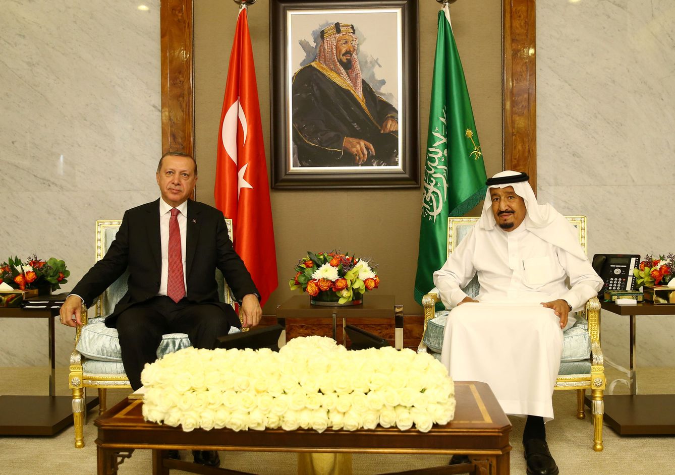El rey saudí, reunido con el presidente turco, Erdogan, en Jeddah. (Reuters)