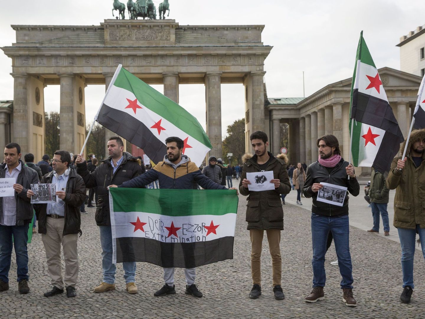 Refugiados sirios contrarios al régimen de Assad protestan contra la guerra en su país en Berlín, en noviembre de 2017. (EFE)