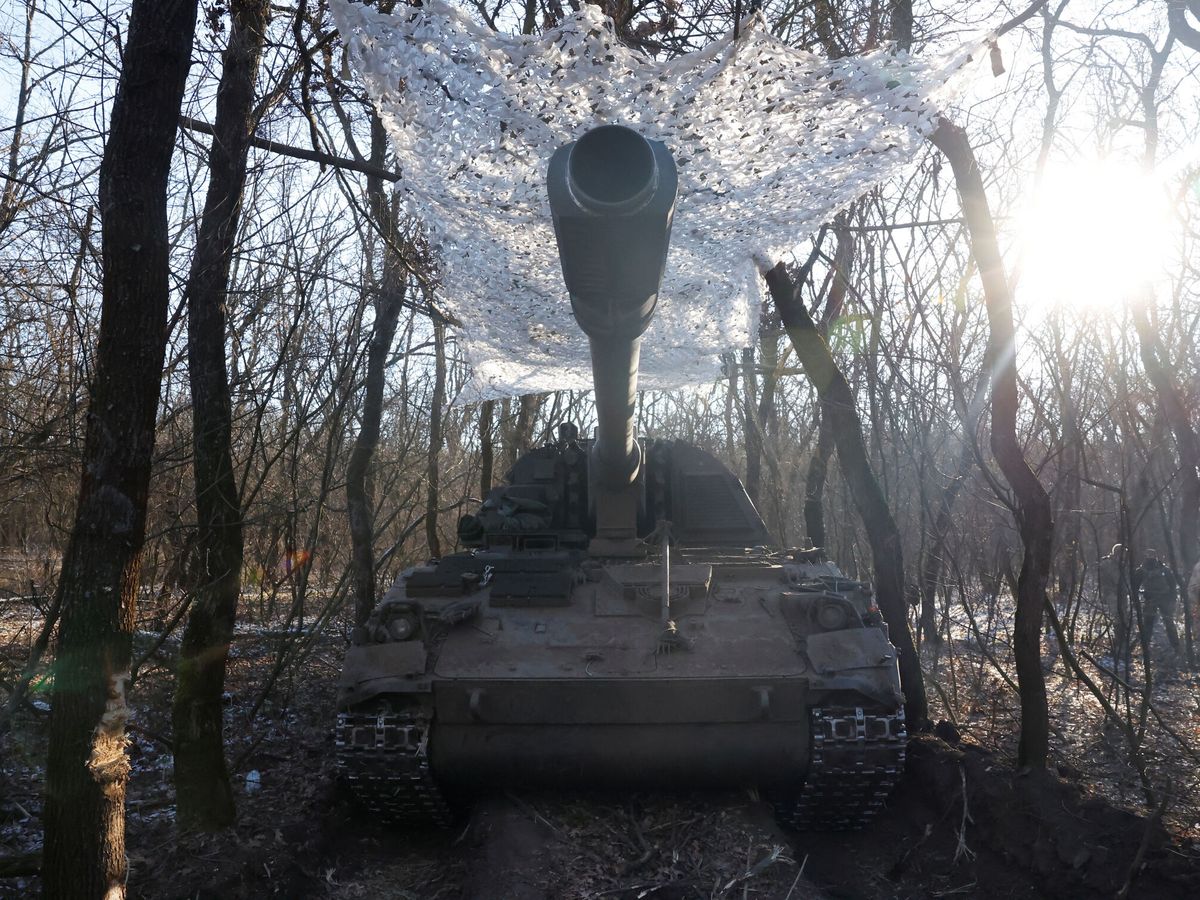 Foto: Un 'howitzer' alemán operado por el Ejército ucraniano cerca de Soledar. (Reuters/Clodagh Kilcoyne)