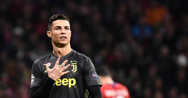 Foto: Cristiano Ronaldo muestra su mano para contestar a la grada que tiene cinco Champions.