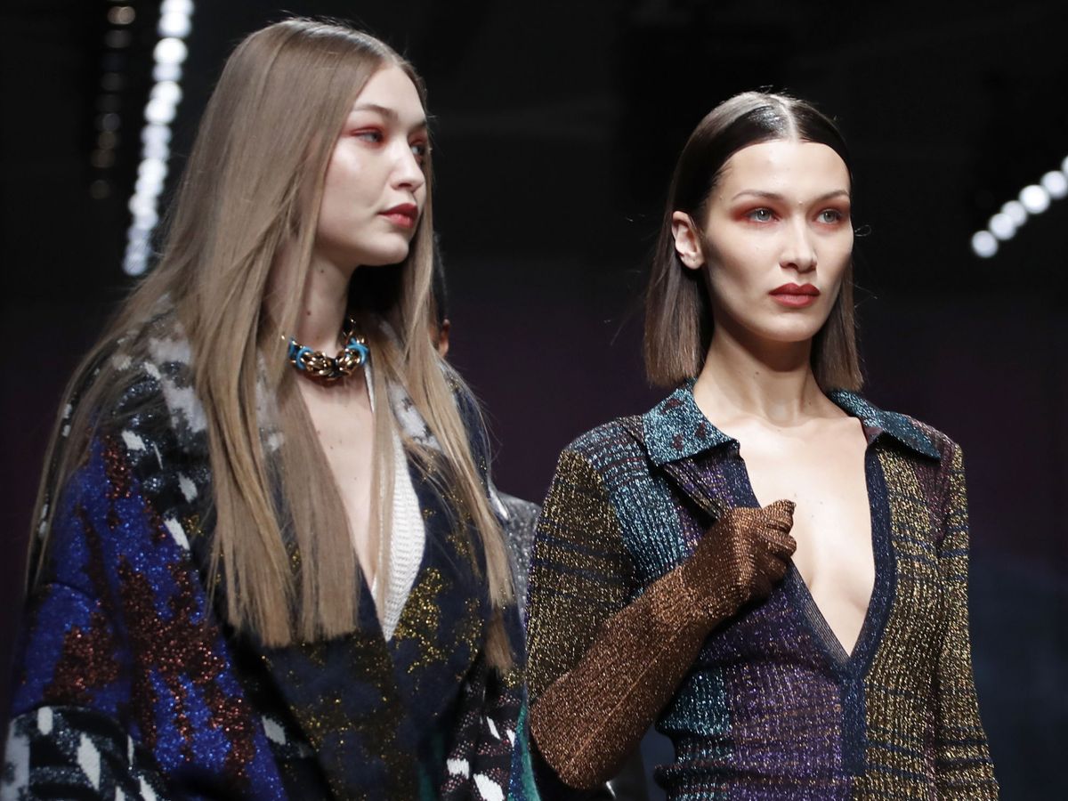 Foto: Gigi y Bella Hadid, en la Milan Fashion Week en febrero de 2020. (Reuters)