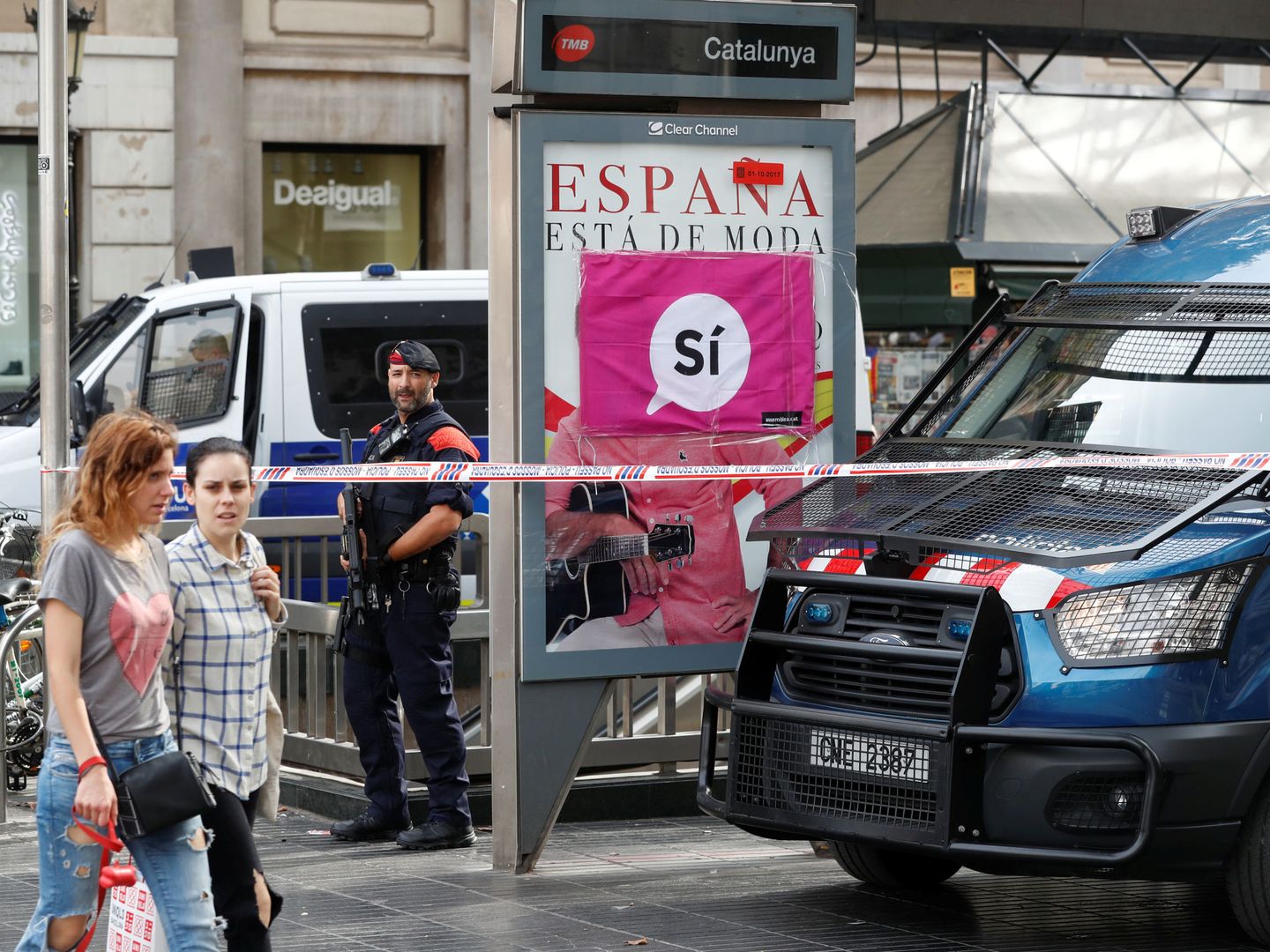 Presencia policial en la entrada norte de las Ramblas de Barcelona. (Reuters)