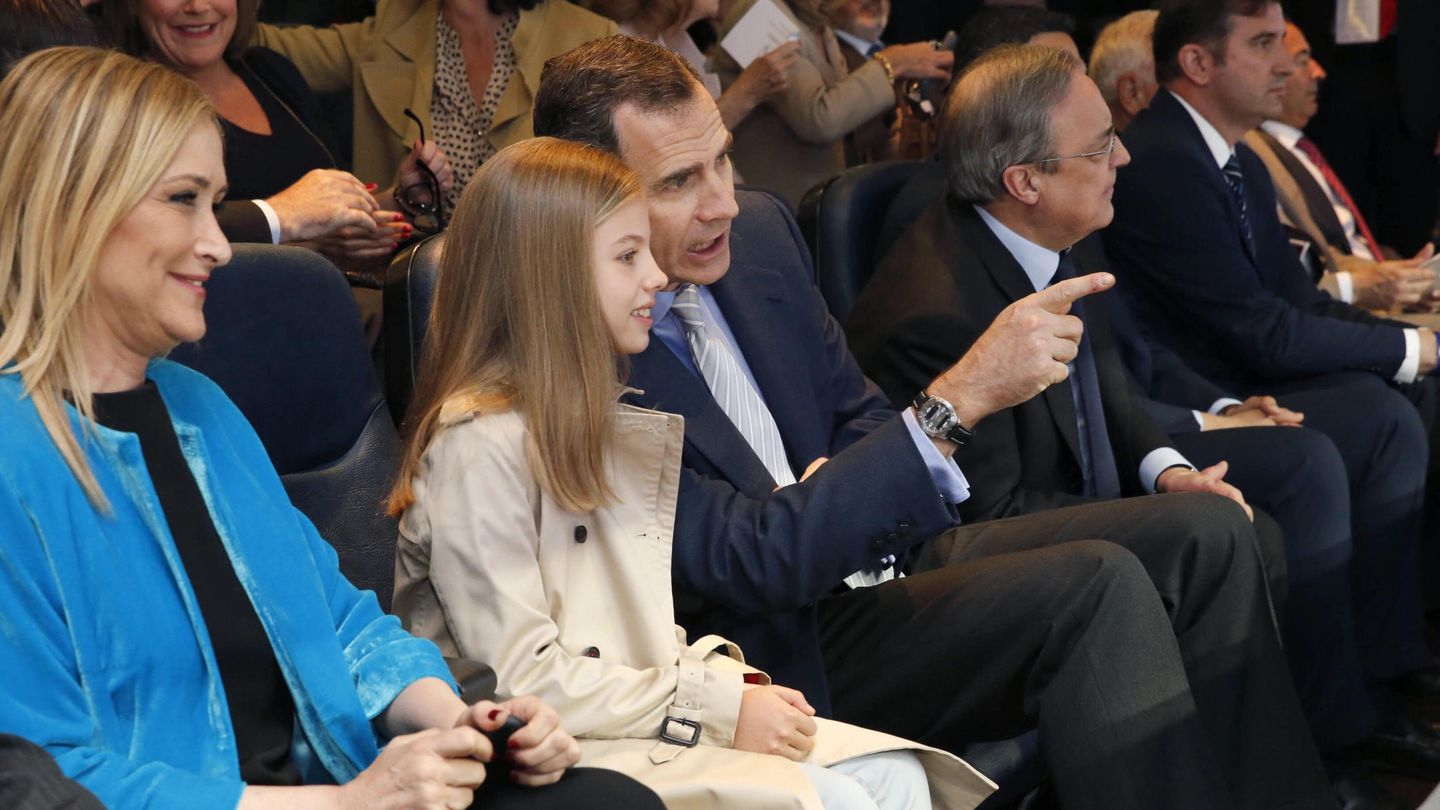La infanta Sofía, con su padre en el Bernabéu. (EFE/Casa de S.M. el Rey)